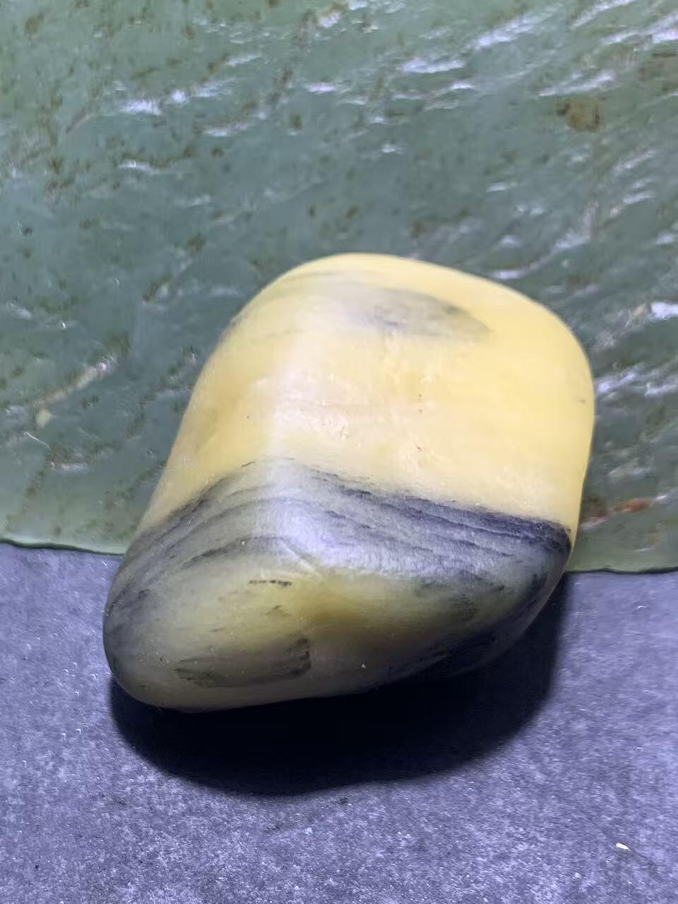 放福利！精美天然地表青花飘鸡油黄金丝玉籽料原石一块！