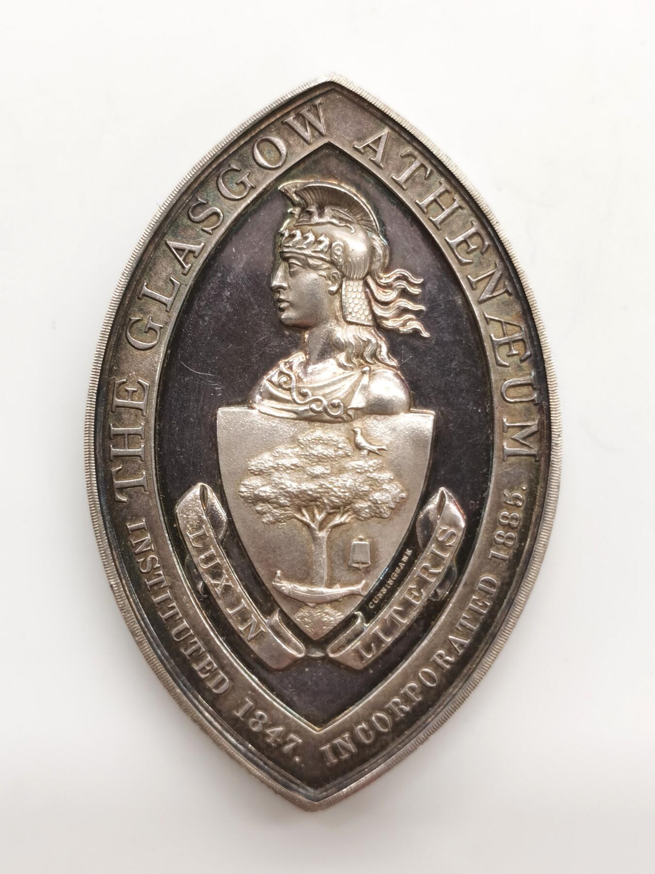 博洋堂世界钱币拍卖第156期（全场包邮） 1923年英国格拉斯哥城市音乐奖异形大银章，尺寸62 × 40mm，重56.2g，彩虹包浆，品相良好，背面一处小磕碰，带原盒