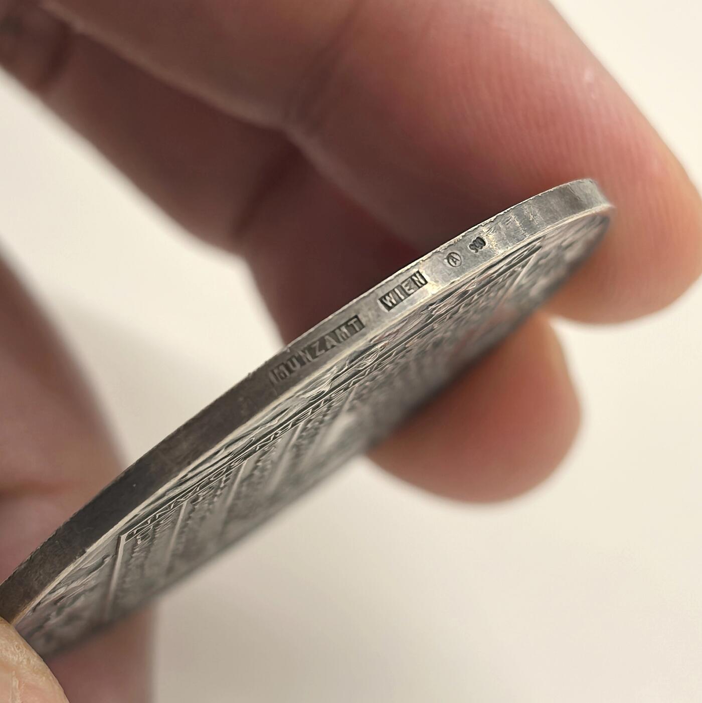 博洋堂世界钱币拍卖第156期（全场包邮） 1934年奥地利日历大银章，直径40mm，边缘900银标，UNC品相