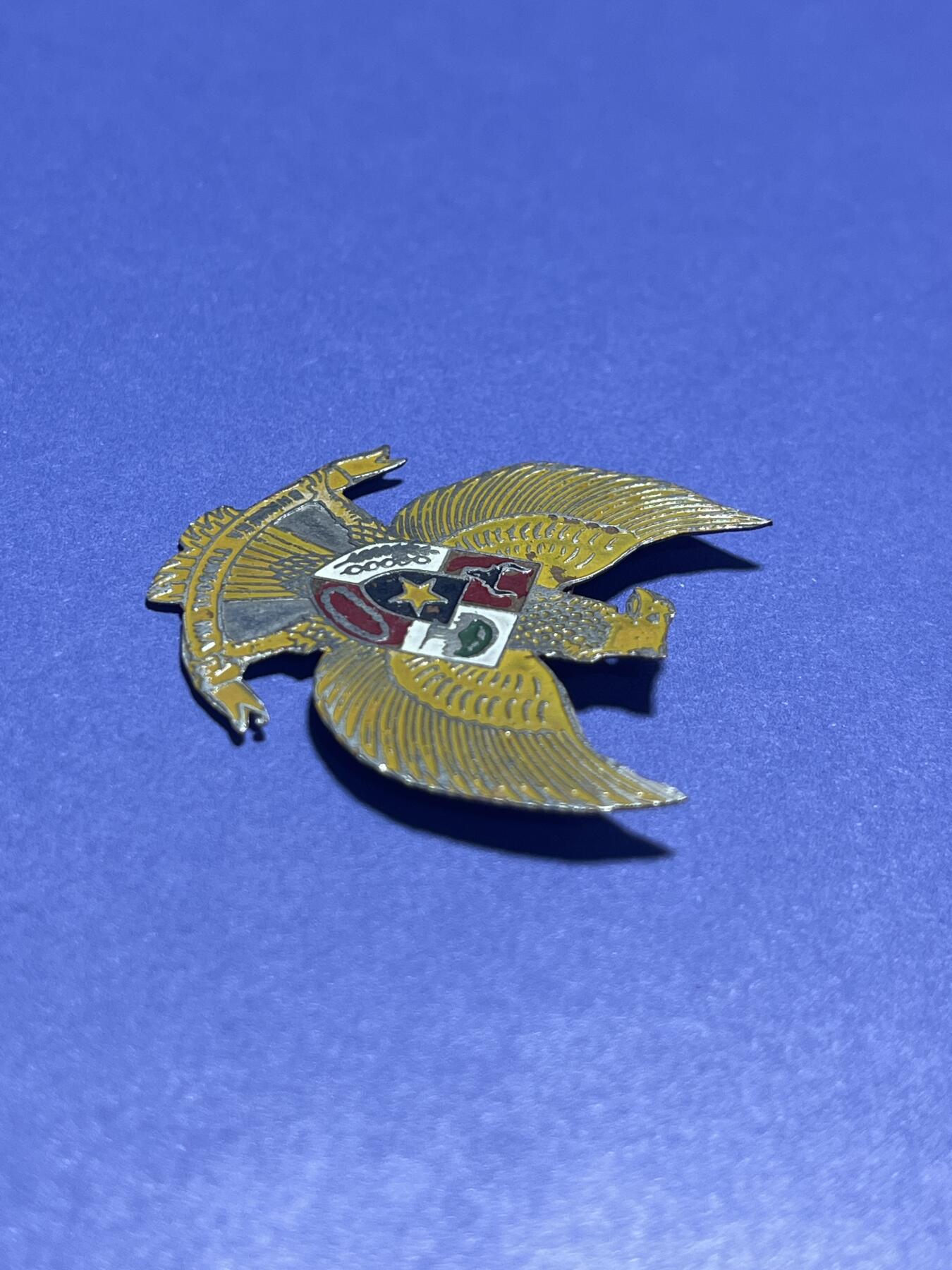 世界各国奖章纪念章徽章无底价拍卖 印度尼西亚国徽主题徽章，标志为印尼的国家象征迦楼罗神鹰