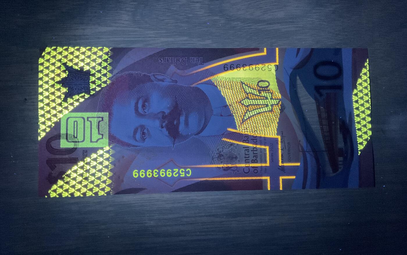 【礼羽收藏】🌏世界钱币拍卖第119期 巴巴多斯10$塑料钞2022首年A版首发C52冠，无47数2豹子999靓号(稀缺币种)绝品