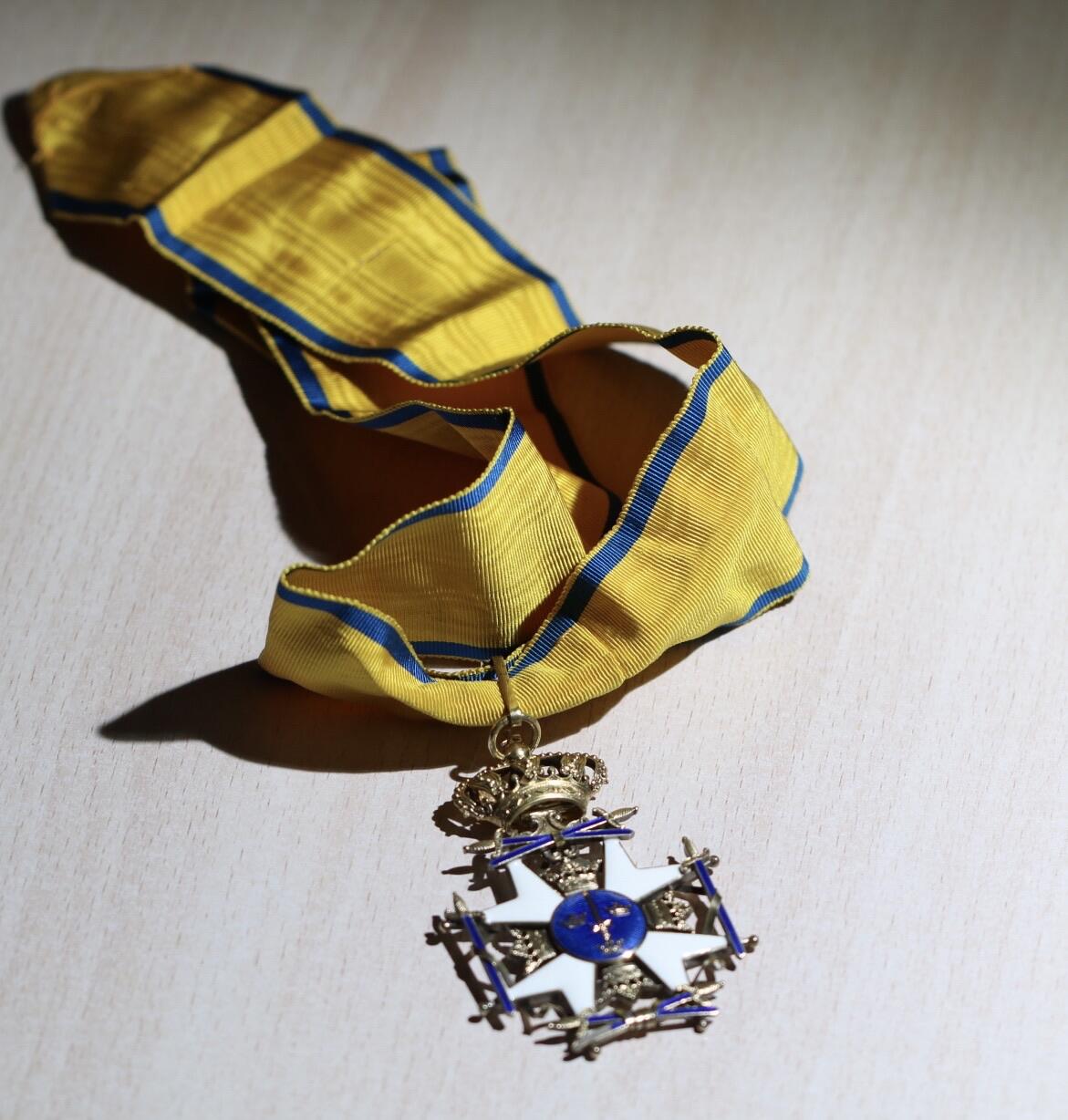 大猫徽章拍卖 第286期 瑞典王国指挥官级宝剑勋章军事版 银质镀金局部珐琅，6点方向珐琅有损（特别容易磕），很少见