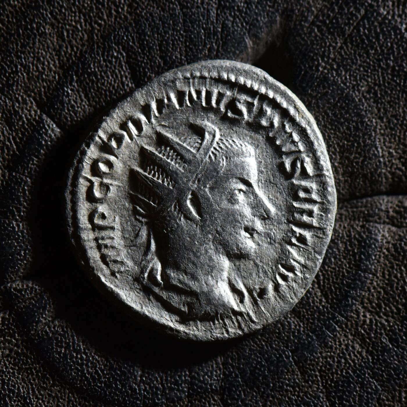 【良泉】【春节前最后一场】2月5日晚19.30点开拍！208组，本场结束后预存钱币的朋友请告知，将连同本场拍品一起邮寄，预祝诸位春节愉快！ 公元238-244年【古罗马】戈尔迪安三世，背太阳神索尔，铭文AETERNITATI AVG（奥古斯都永恒）双迪纳里银币，2.08克