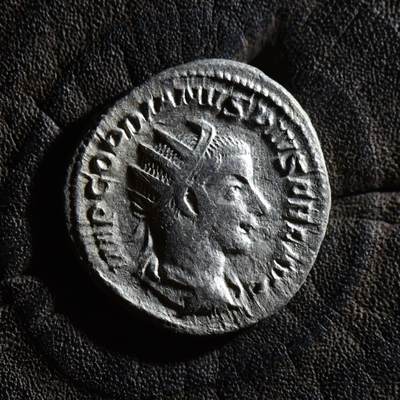 【良泉】【春节前最后一场】2月5日晚19.30点开拍！208组，本场结束后预存钱币的朋友请告知，将连同本场拍品一起邮寄，预祝诸位春节愉快！ - 公元238-244年【古罗马】戈尔迪安三世，背太阳神索尔，铭文AETERNITATI AVG（奥古斯都永恒）双迪纳里银币，2.08克
