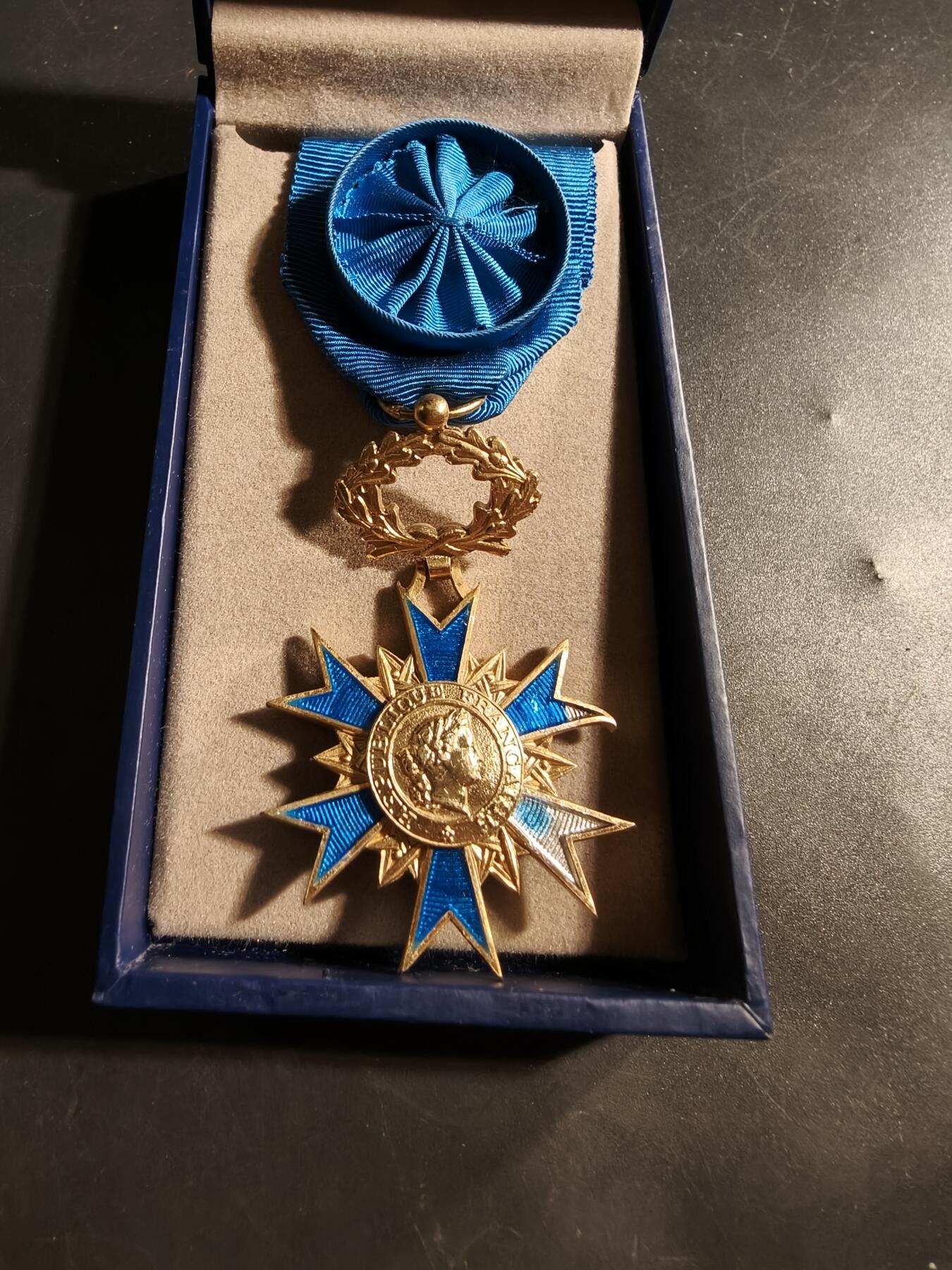 老王徽章第176期 法国军官级国家功勋勋章    原盒    早期950银镀金珐琅     28.7g