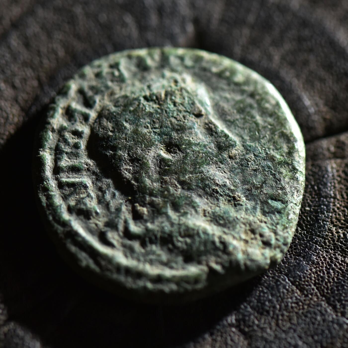 【良泉】【春节前最后一场】2月5日晚19.30点开拍！208组，本场结束后预存钱币的朋友请告知，将连同本场拍品一起邮寄，预祝诸位春节愉快！ 公元198-217年【古罗马·行省】色雷斯 奥德苏斯城（今保加利亚瓦尔纳） 【暴君】卡拉卡拉，背“冥神塞拉皮斯”四阿萨雷斯铜币，7.97克