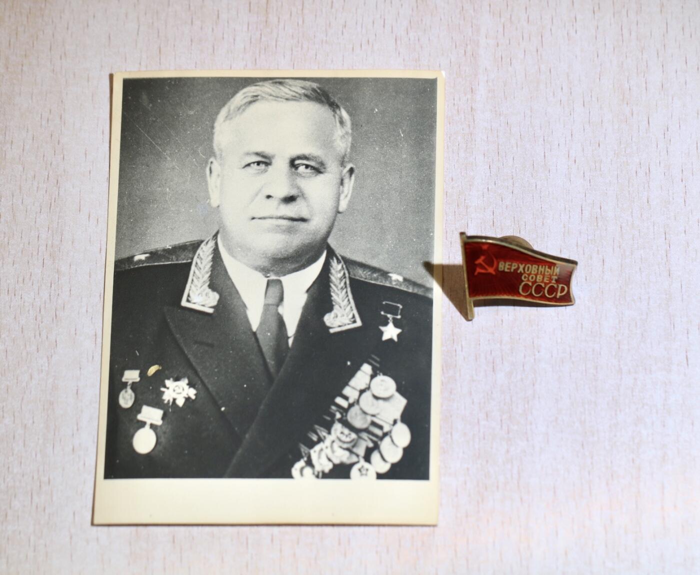 大猫徽章拍卖 第286期 苏联最高苏维埃第3届代表证章533号，带照片，资料