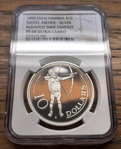 凡希社世界钱币微拍第三百十八期 - 1990纳米比亚土著射手10元银样币NGC-PF68UC
