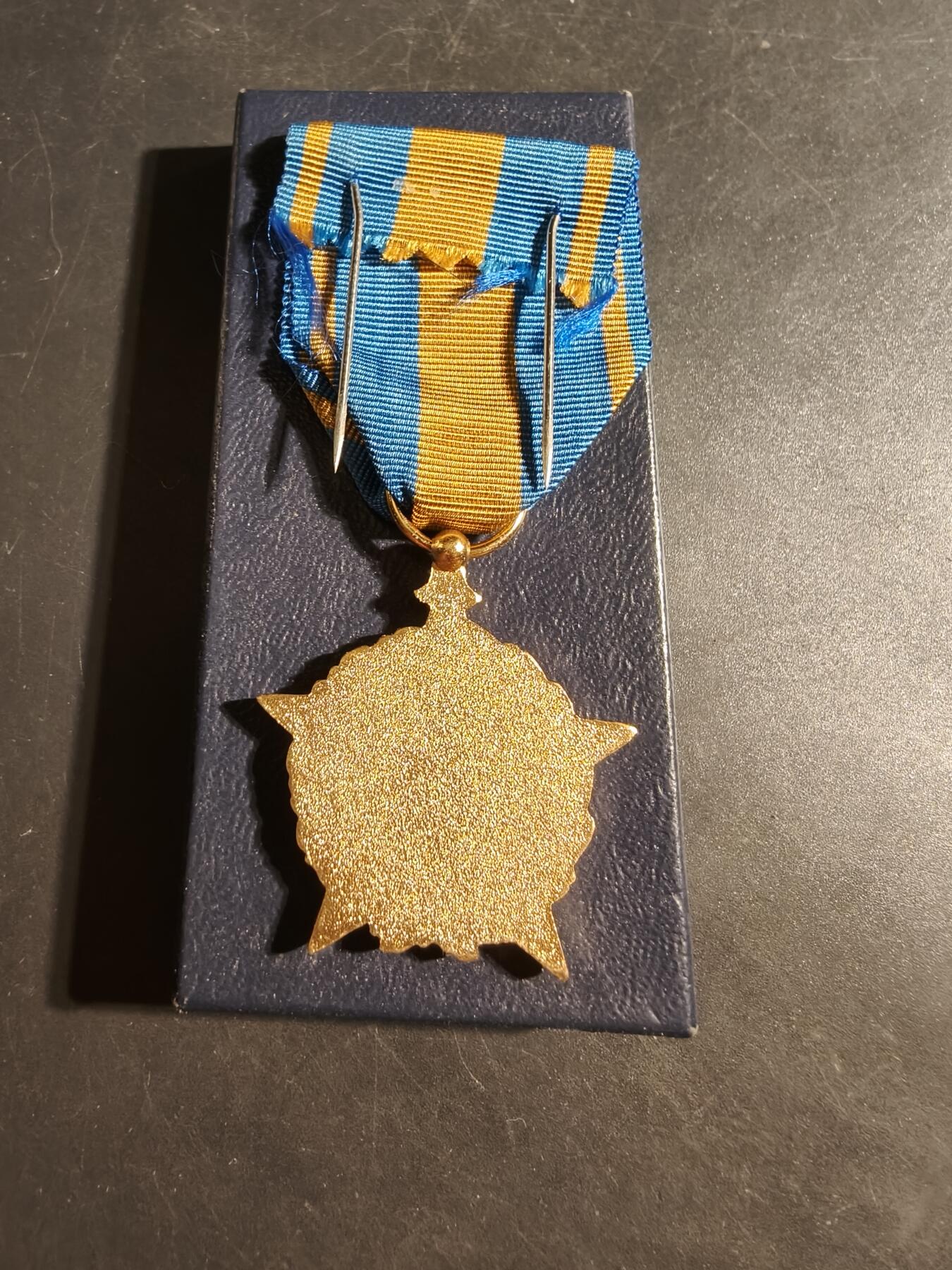 老王徽章第176期 法国民事版战伤奖章    带纸盒    少见白珐琅