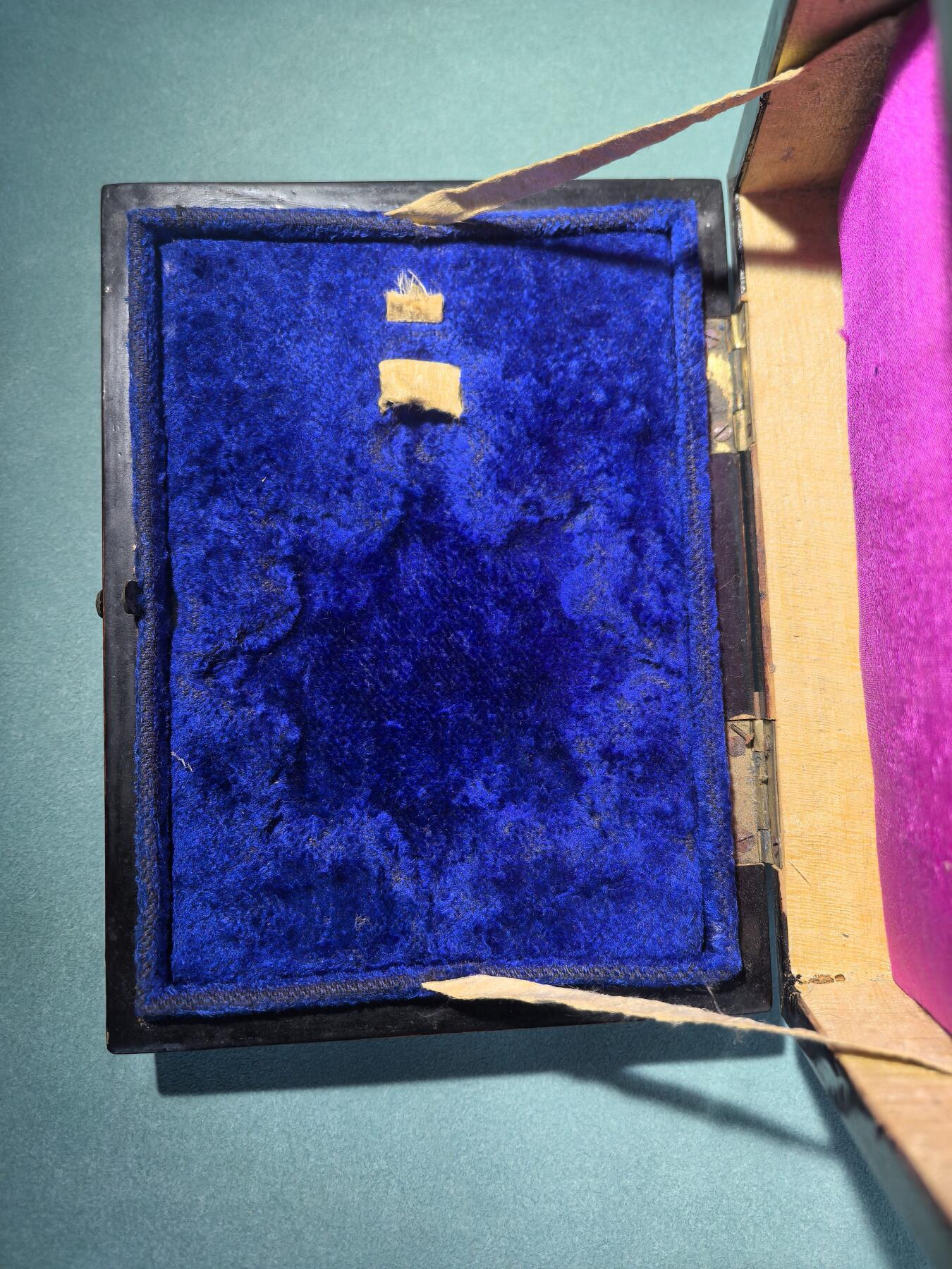 盛世勋华——号角文化勋章邮票专场拍卖第298期 三等第三双龙宝星 银质 漆盒 收藏价值不必多讲，三等第三级为十一等級体系中层级，授予各国翻译官、游击、都司等人员，是晚清中外外交互动的直接物证。原配漆盒为蓝绒内衬，是清代内务府造办处制式包装