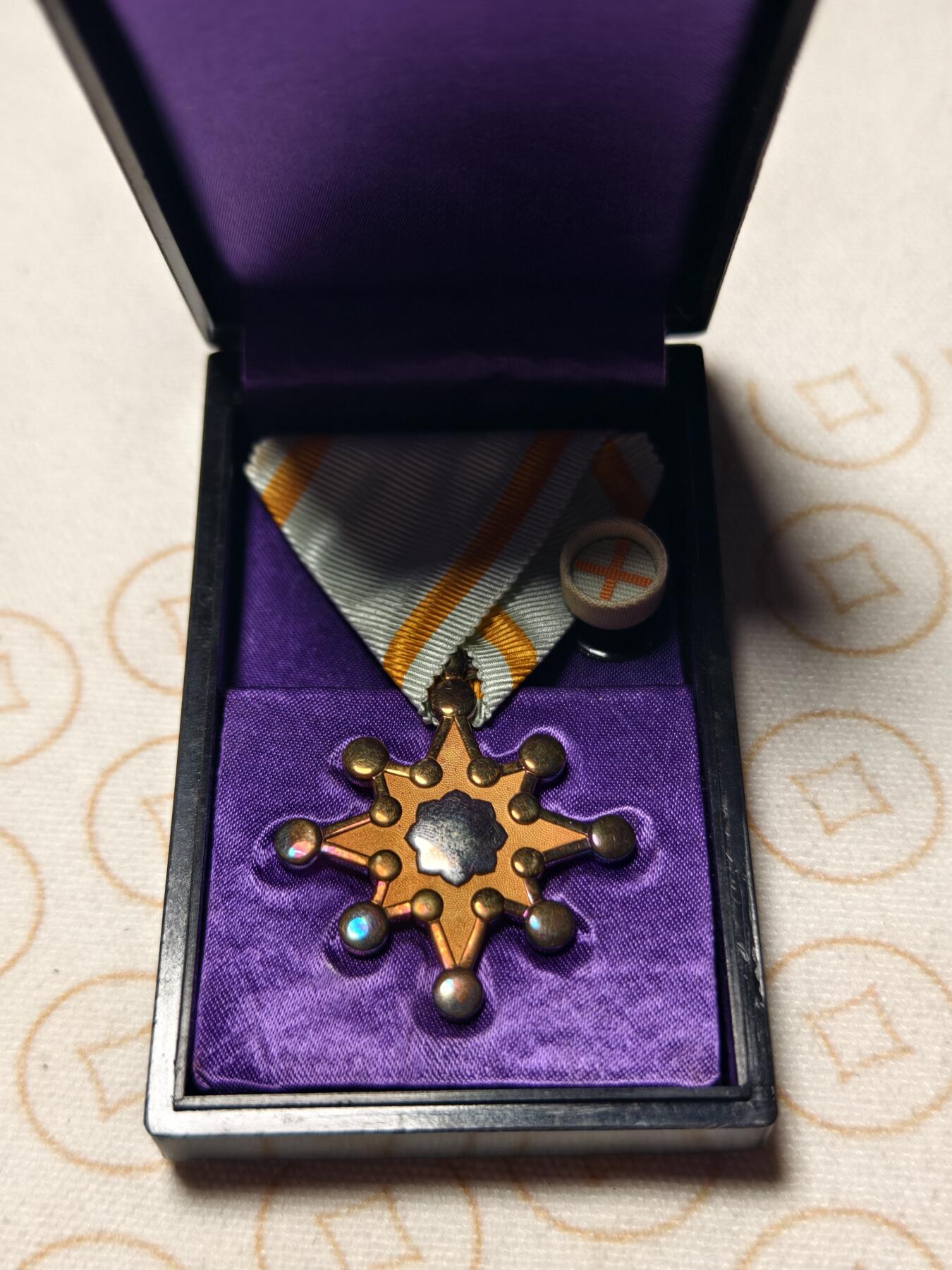 抚柳草堂-第七期章牌钱币 奖章勋章限时免佣 满百包邮 放漏专场 昭和二战时期七等瑞宝章 原盒带杯绶 银质16.8g镀金完好氧化的非常漂亮 