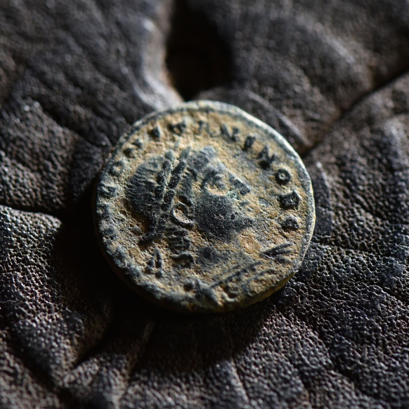 【良泉】【春节前最后一场】2月5日晚19.30点开拍！208组，本场结束后预存钱币的朋友请告知，将连同本场拍品一起邮寄，预祝诸位春节愉快！ 【少见版】公元333-335年【古罗马】君士坦斯，凯撒版“士兵军旗”铜币，埃及亚历山大港造币厂，1.78克