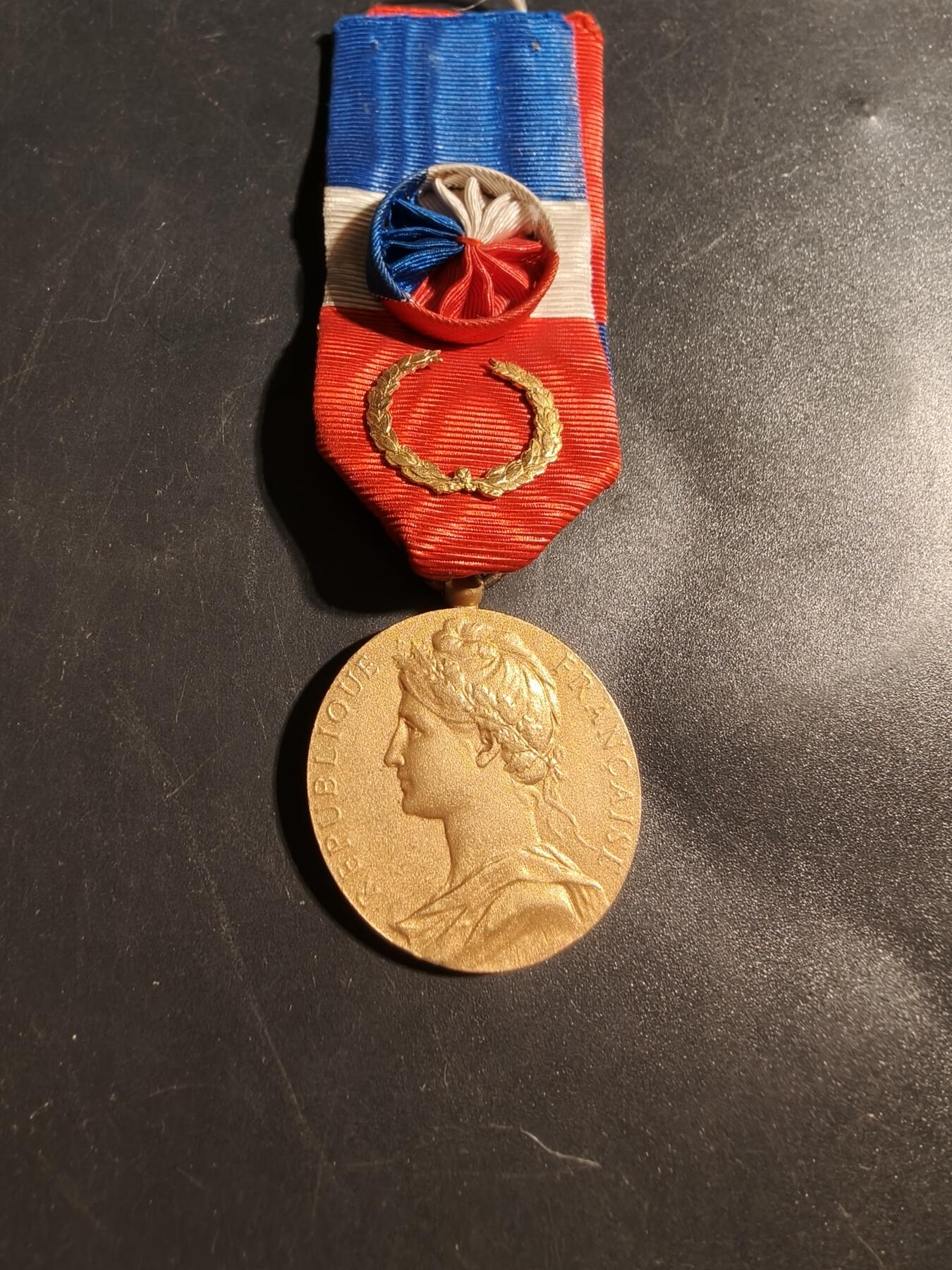 老王徽章第176期 法国金级劳工奖章   1953年   950银镀金    13.6g