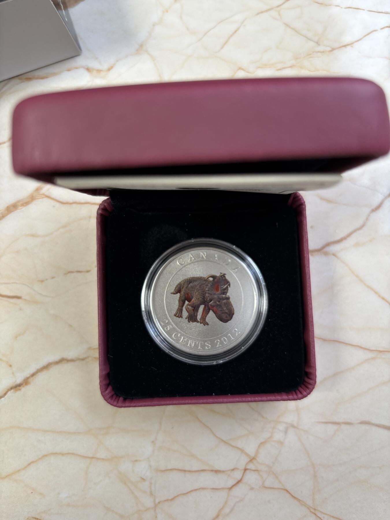 第187期拍卖 获奖加拿大2012年史前动物1恐龙厚鼻龙夜光币，13.7克，发行25000枚，获得2014年克劳斯世界最佳创意硬币大奖