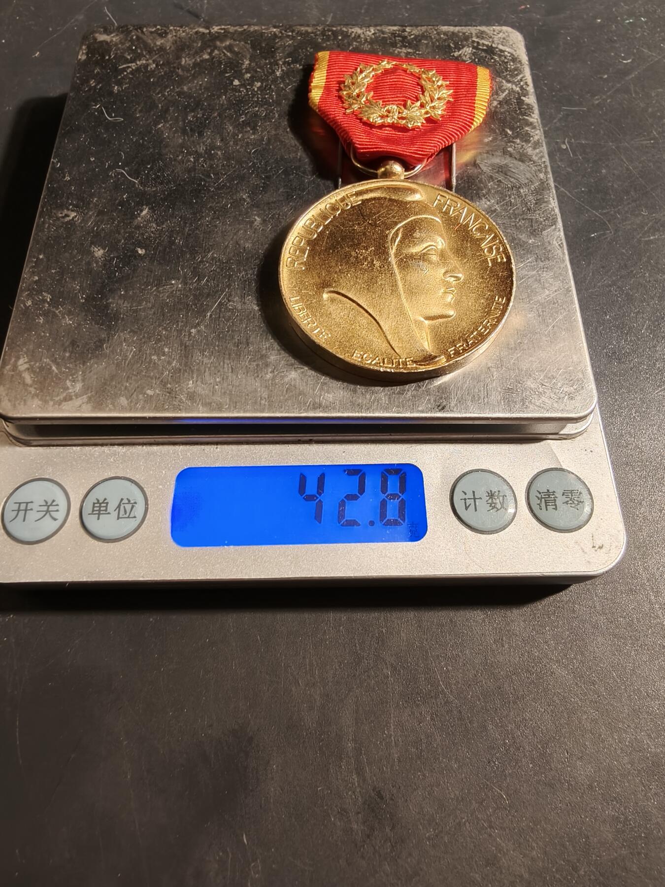 老王徽章第176期 法国金级东方工业协会奖章    950银镀金    42.8g