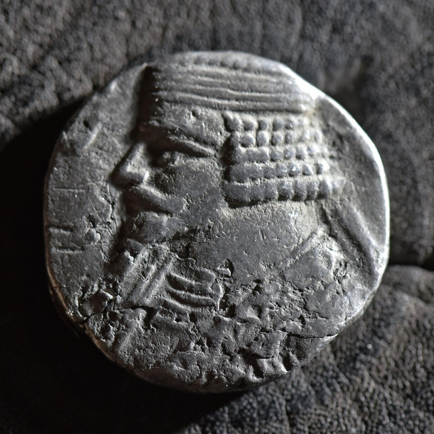 【良泉】【春节前最后一场】2月5日晚19.30点开拍！208组，本场结束后预存钱币的朋友请告知，将连同本场拍品一起邮寄，预祝诸位春节愉快！ 【罕见】10.17克，公元前1年【古波斯】帕提亚国王弗拉特斯五世四德拉克马银币，年铭AIT（塞琉古历311年）下方铭文标记月份。