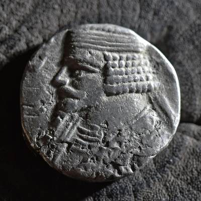 【良泉】【春节前最后一场】2月5日晚19.30点开拍！208组，本场结束后预存钱币的朋友请告知，将连同本场拍品一起邮寄，预祝诸位春节愉快！ - 【罕见】10.17克，公元前1年【古波斯】帕提亚国王弗拉特斯五世四德拉克马银币，年铭AIT（塞琉古历311年）下方铭文标记月份。