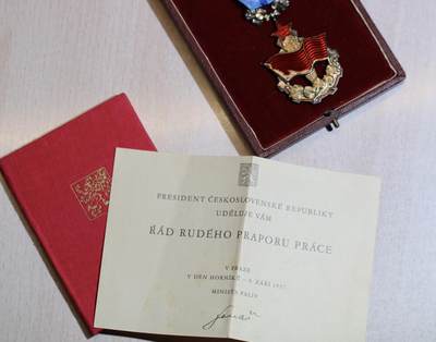 大猫徽章拍卖 第286期 捷克斯洛伐克劳动红旗勋章，T1王国国徽版，银质热珐琅，带原盒原证书