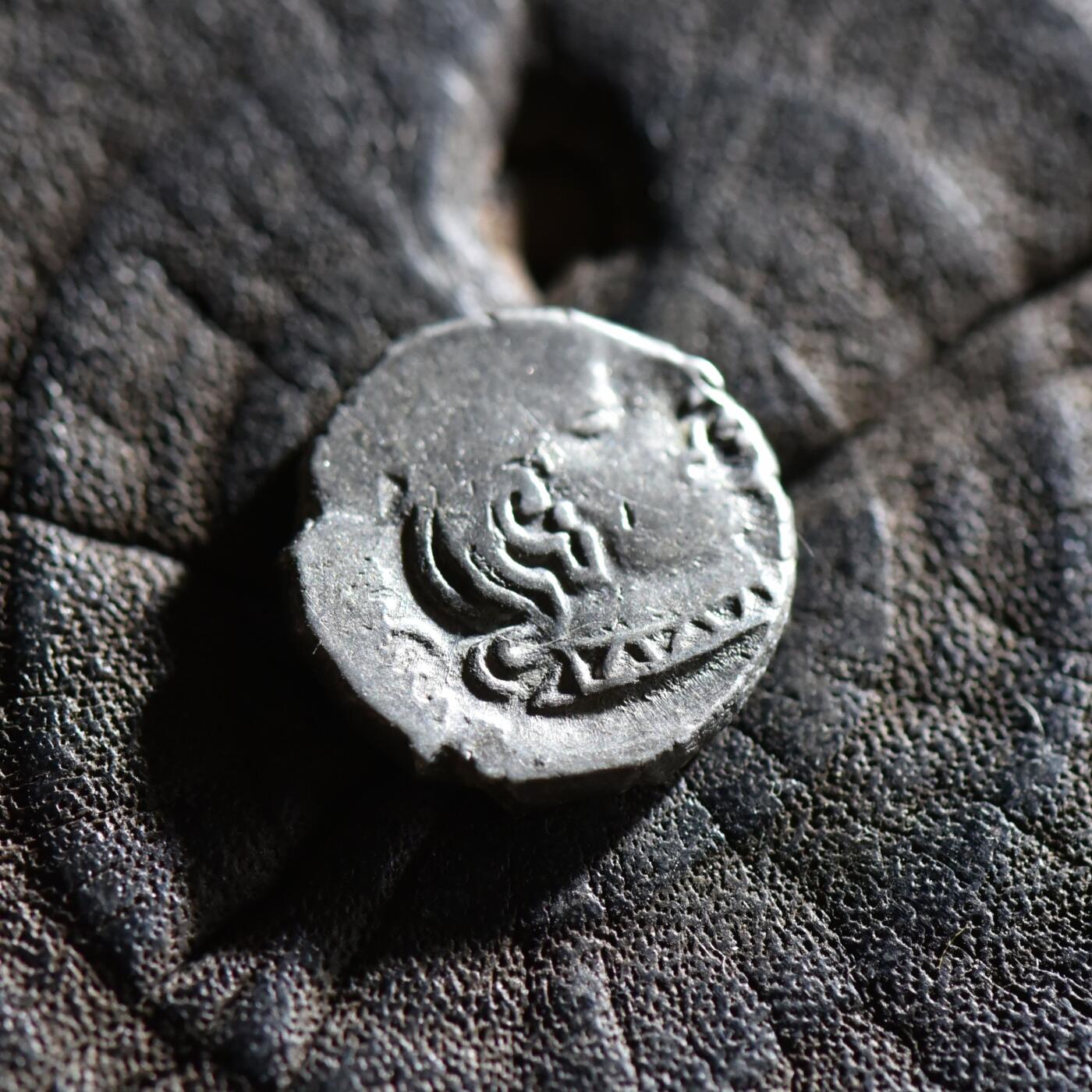 【良泉】【春节前最后一场】2月5日晚19.30点开拍！208组，本场结束后预存钱币的朋友请告知，将连同本场拍品一起邮寄，预祝诸位春节愉快！ 公元3世纪【西郡太守】西萨特拉普王朝，背三拱佛丘、星月银币，2.31克