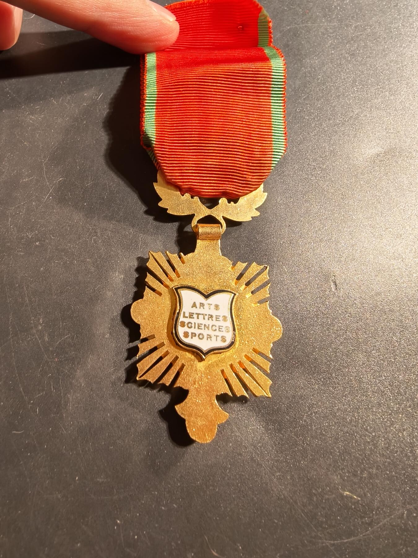 老王徽章第176期 法国骑士级英勇奉献功绩十字勋章     原盒      旨在鼓励和表彰在文化、艺术、文学、科学和体育领域为提升法国声望做出贡献的人士。