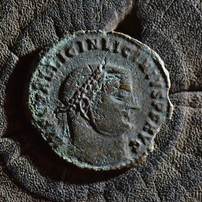 【良泉】【春节前最后一场】2月5日晚19.30点开拍！208组，本场结束后预存钱币的朋友请告知，将连同本场拍品一起邮寄，预祝诸位春节愉快！ - 公元318-320年【古罗马】李锡尼“朱庇特持胜利女神”洗银富力铜币，尼科墨底亚造币厂，2.24克