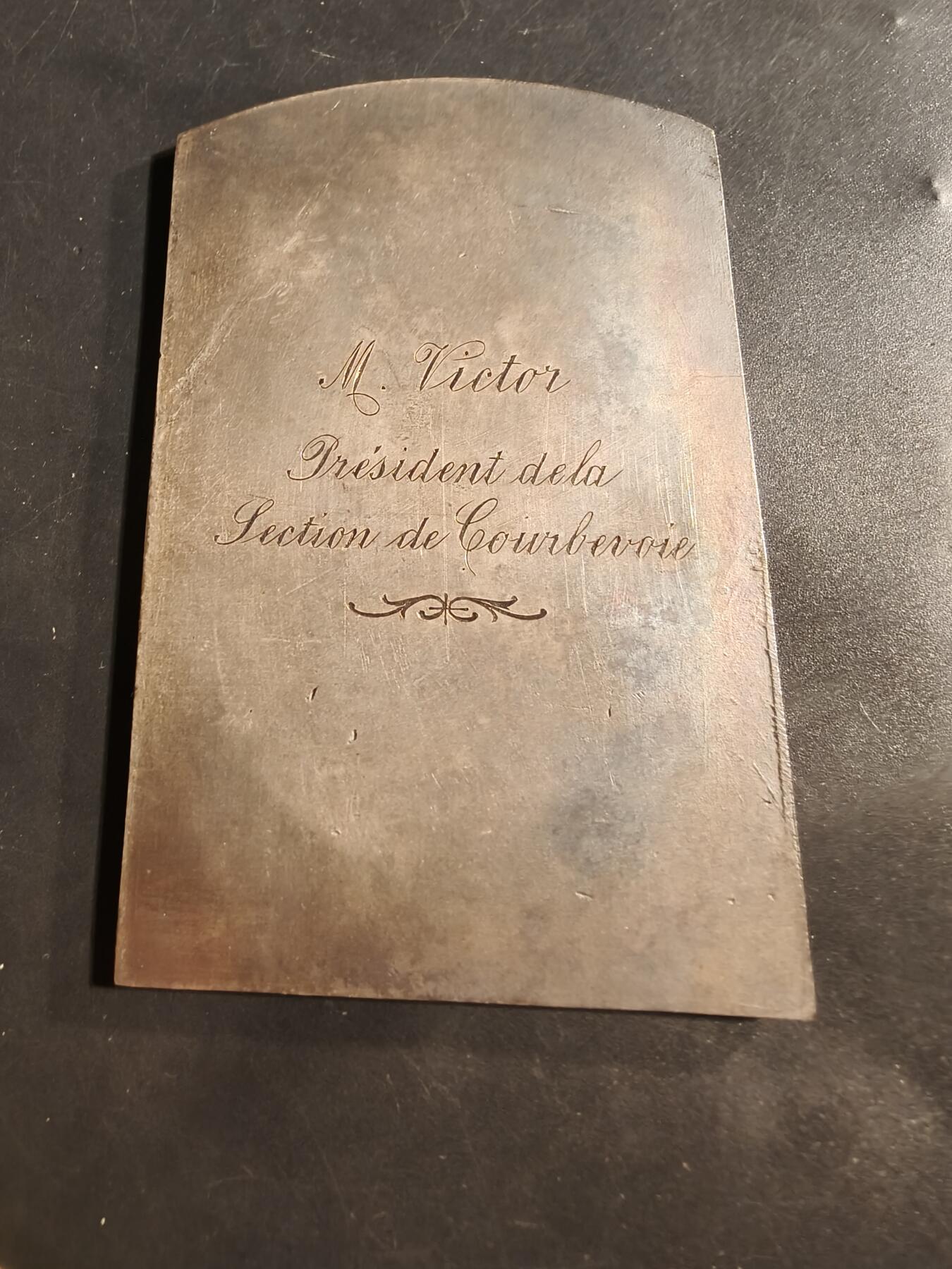 老王徽章第176期 法国一战战争孤儿方形镀银大铜章     原盒     尺寸54×90mm    重量122.5g