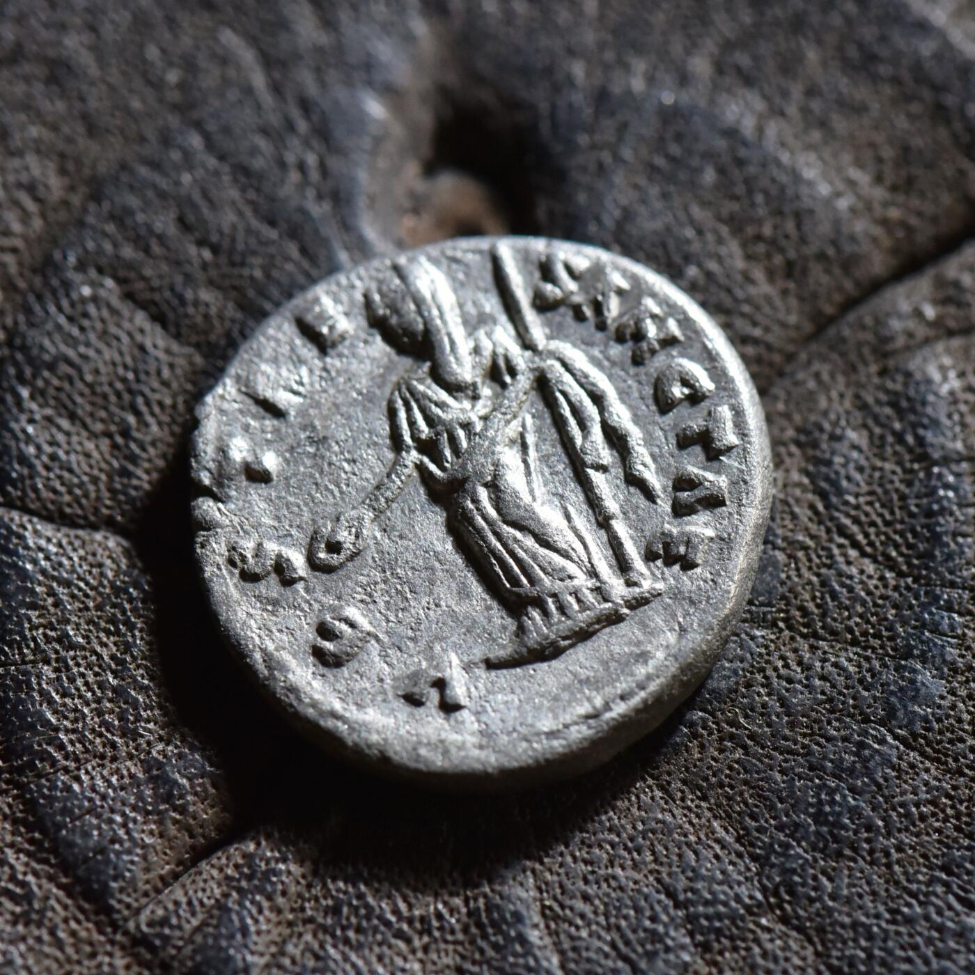 【良泉】【春节前最后一场】2月5日晚19.30点开拍！208组，本场结束后预存钱币的朋友请告知，将连同本场拍品一起邮寄，预祝诸位春节愉快！ 公元197年【古罗马】塞维鲁其妻子尤利娅·多姆娜打制“神圣的灶神”（VESTAE SANCTAE）第纳尔银币，老底嘉造币厂，3.01克