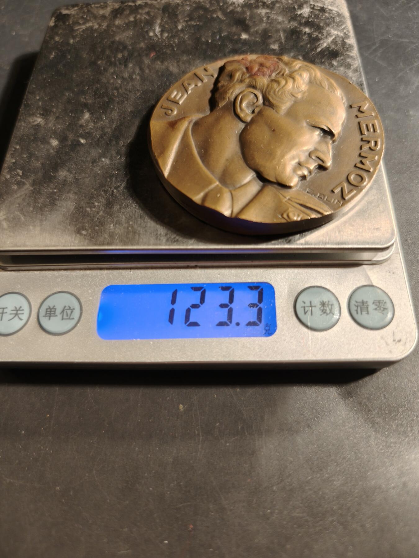 老王徽章第176期 法国航空先驱和飞行员让·梅尔莫兹大铜章     直径59mm     重量123.3g        让·梅尔莫兹（1901-1936）是一位传奇飞行员，以其在航空邮件服务（Aéropostale）中开创性的长途飞行而闻名。 