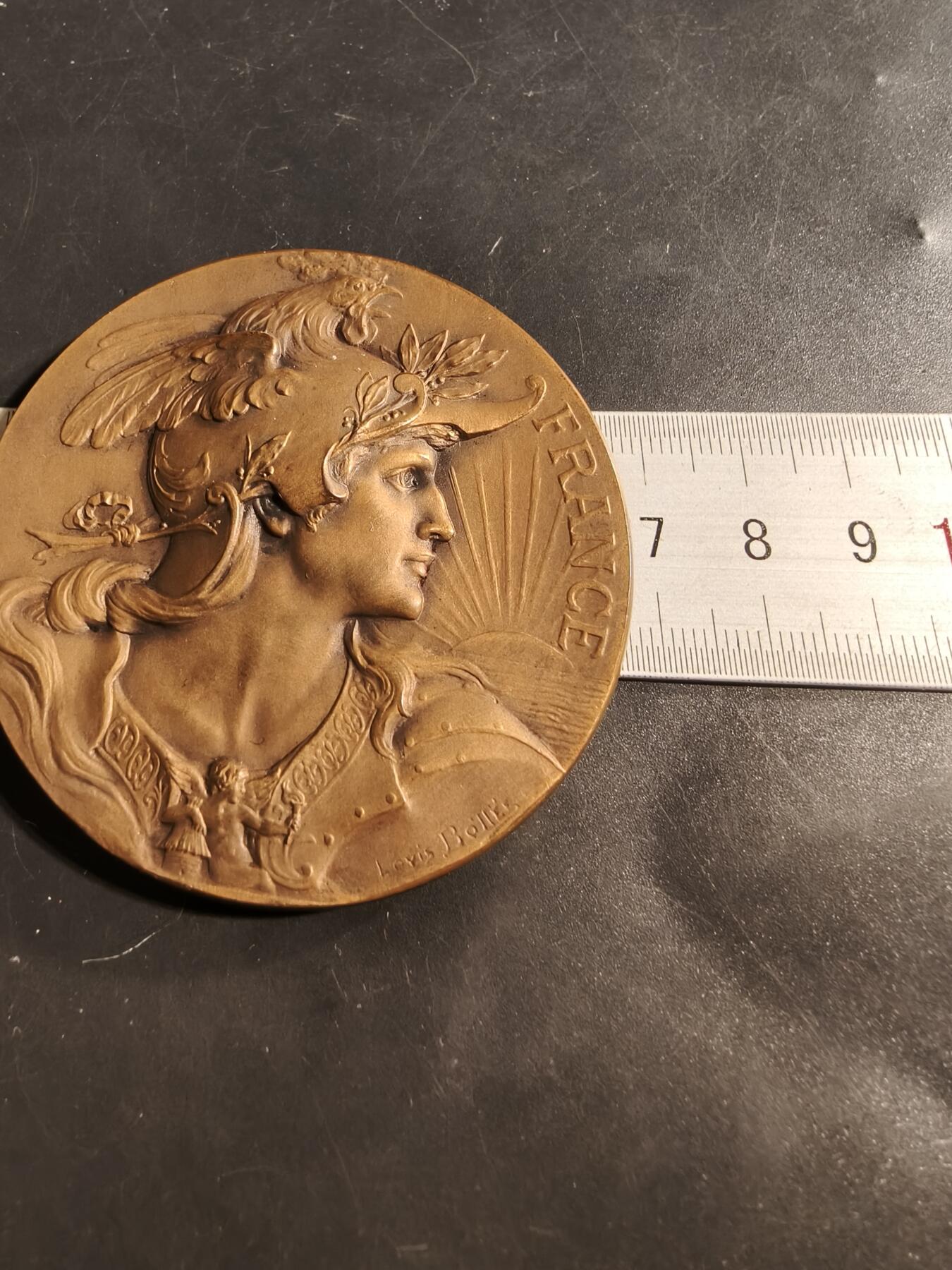 老王徽章第176期 法国拉加雷讷科隆布市一战烈士纪念碑落成大铜章     原盒     大师路易·波特公鸡头玛丽安娜     直径68mm     重量118.9g