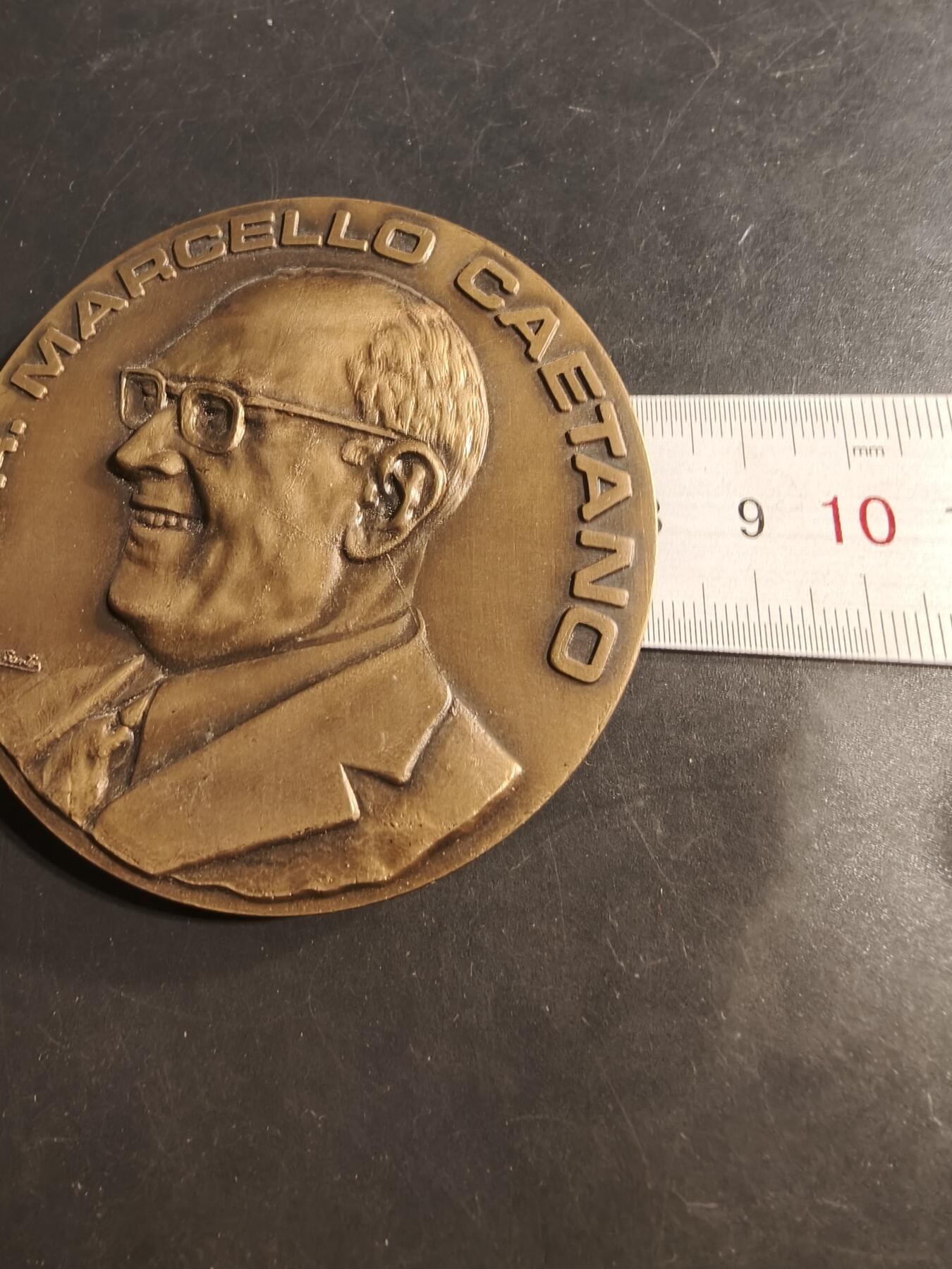 老王徽章第176期 葡萄牙纪念1969年卡埃塔诺总理访问安哥拉、几内亚、莫桑比克等海外省大铜章     直径80mm    重量208.4g      