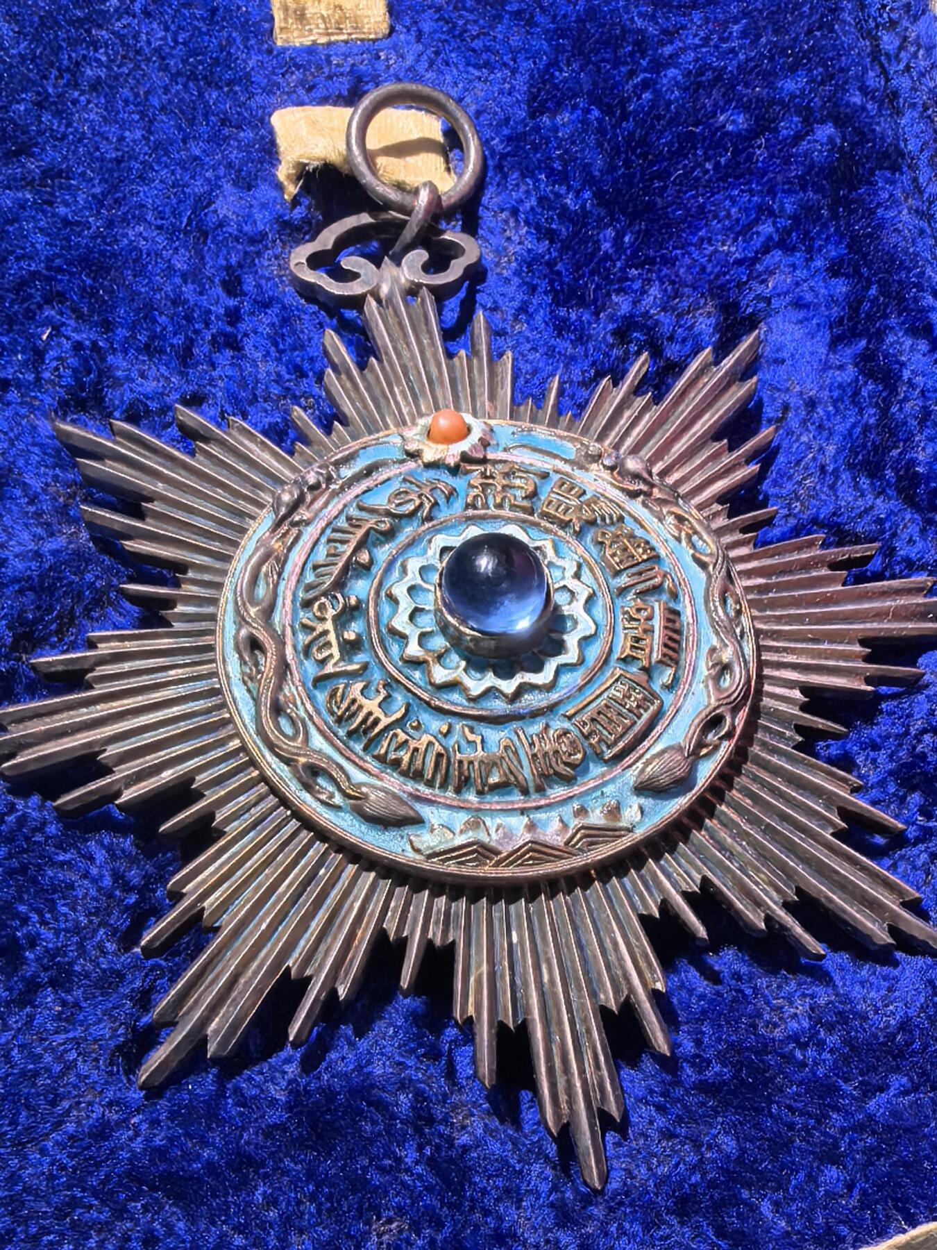 盛世勋华——号角文化勋章邮票专场拍卖第298期 三等第三双龙宝星 银质 漆盒 收藏价值不必多讲，三等第三级为十一等級体系中层级，授予各国翻译官、游击、都司等人员，是晚清中外外交互动的直接物证。原配漆盒为蓝绒内衬，是清代内务府造办处制式包装