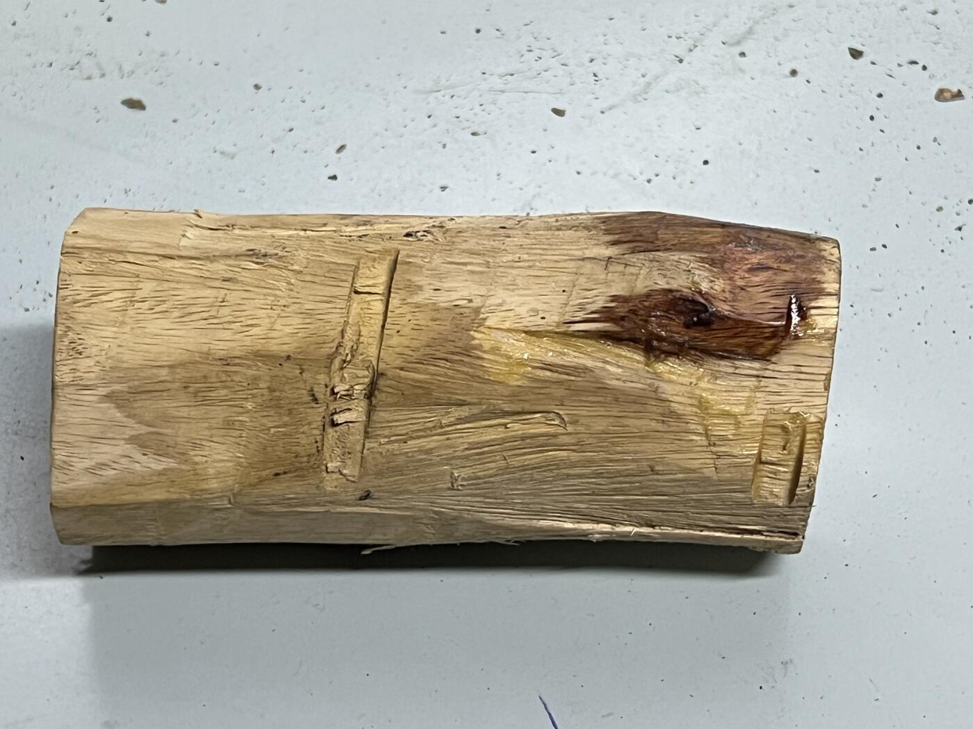 零元拍：  NO.110-2海南黄花梨原料。尺寸约115/40/40MM