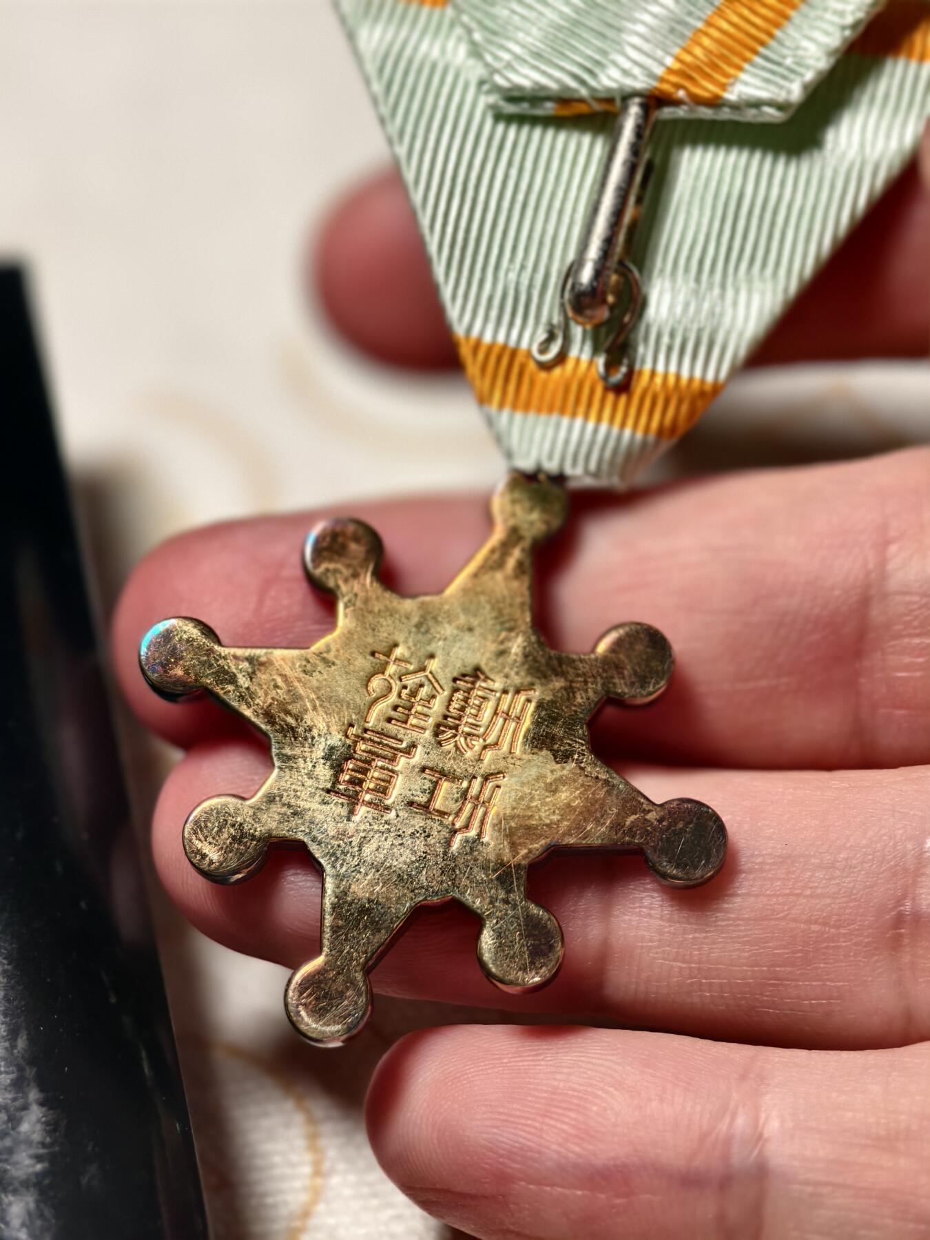 抚柳草堂-第七期章牌钱币 奖章勋章限时免佣 满百包邮 放漏专场 昭和二战时期七等瑞宝章 原盒带杯绶 银质16.8g镀金完好氧化的非常漂亮 