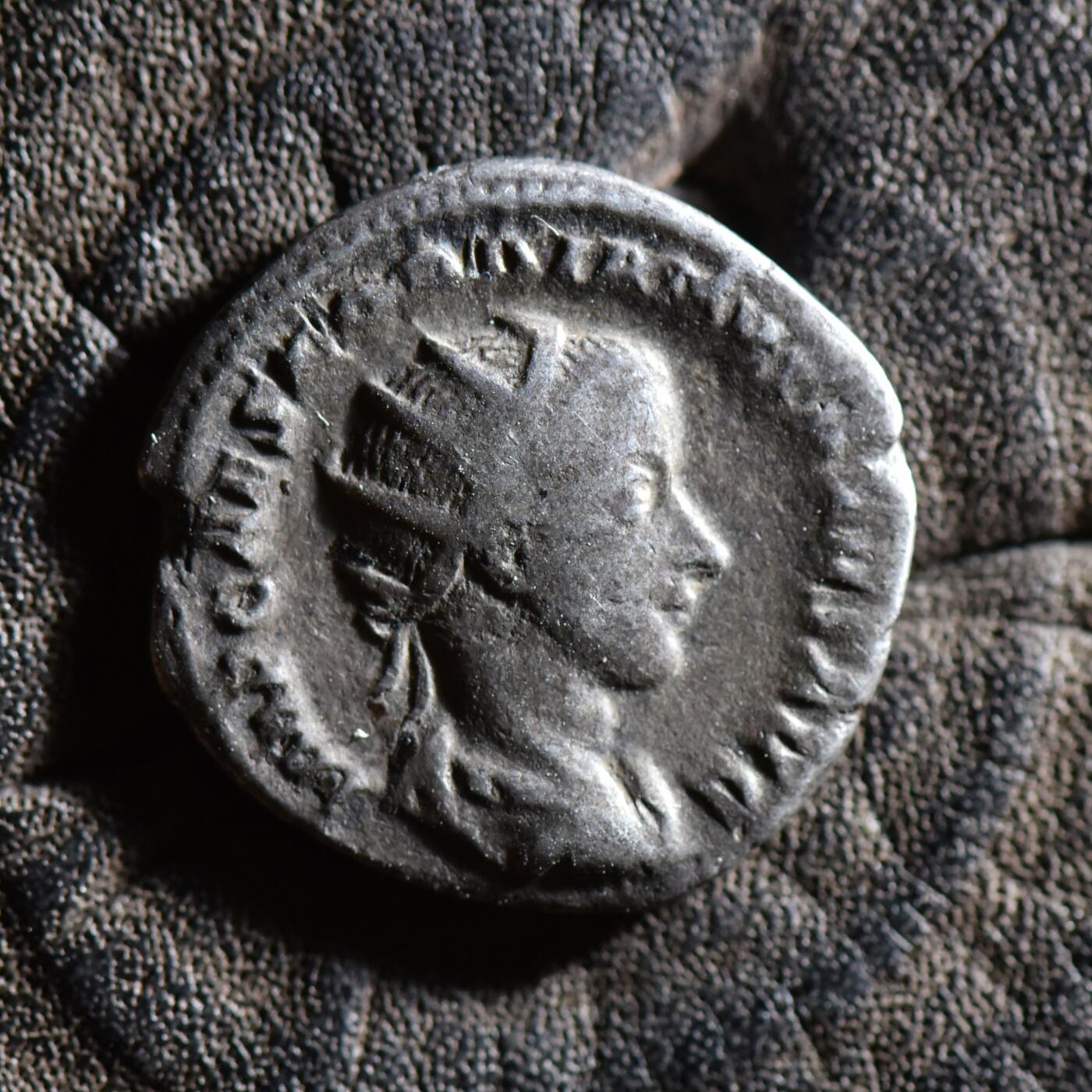 【良泉】【春节前最后一场】2月5日晚19.30点开拍！208组，本场结束后预存钱币的朋友请告知，将连同本场拍品一起邮寄，预祝诸位春节愉快！ 公元238-244年【古罗马】戈尔迪安三世，背罗马女神手持胜利女神，铭文 ROMAE AETERNAE（罗马永恒）双迪纳里银币，3.39克