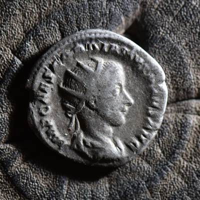 【良泉】【春节前最后一场】2月5日晚19.30点开拍！208组，本场结束后预存钱币的朋友请告知，将连同本场拍品一起邮寄，预祝诸位春节愉快！ - 公元238-244年【古罗马】戈尔迪安三世，背罗马女神手持胜利女神，铭文 ROMAE AETERNAE（罗马永恒）双迪纳里银币，3.39克