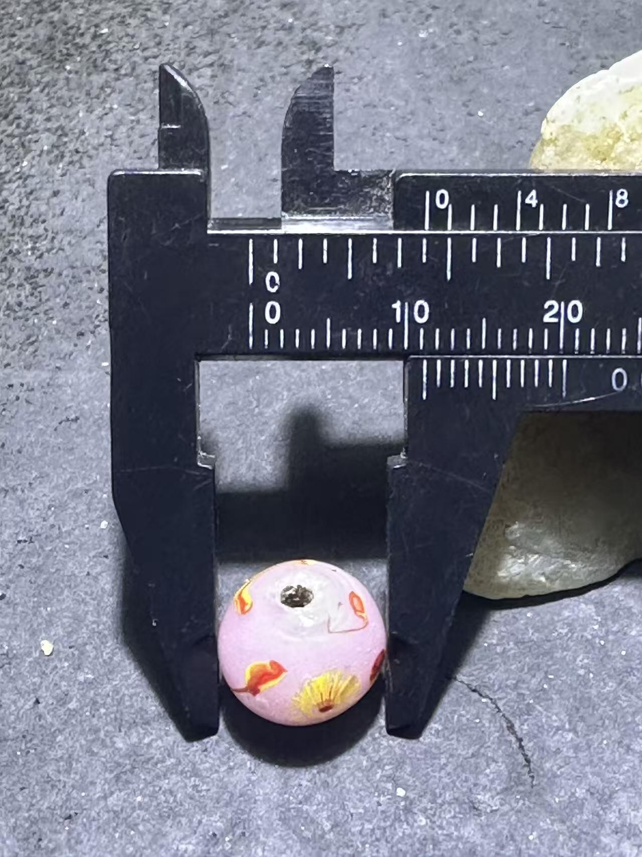 建国前后库存冰粉色祥云立体凤眼琉璃珠一颗，