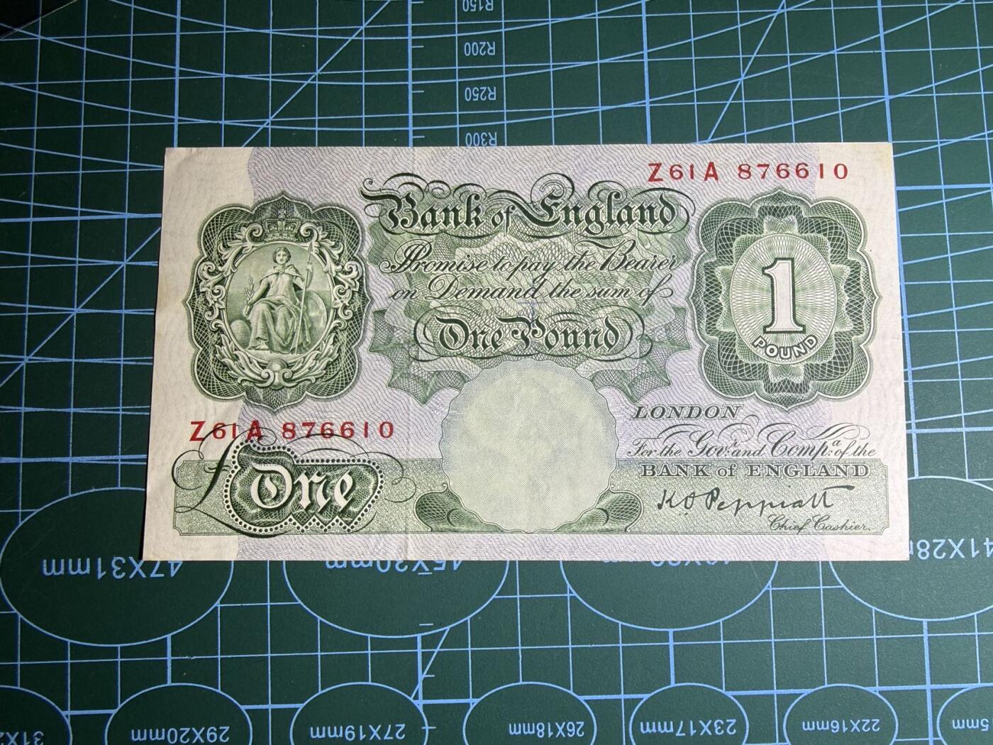 【炜奕收藏】，第五十六期，大不列颠专场 英国A序列1镑，品相如图，战时签名