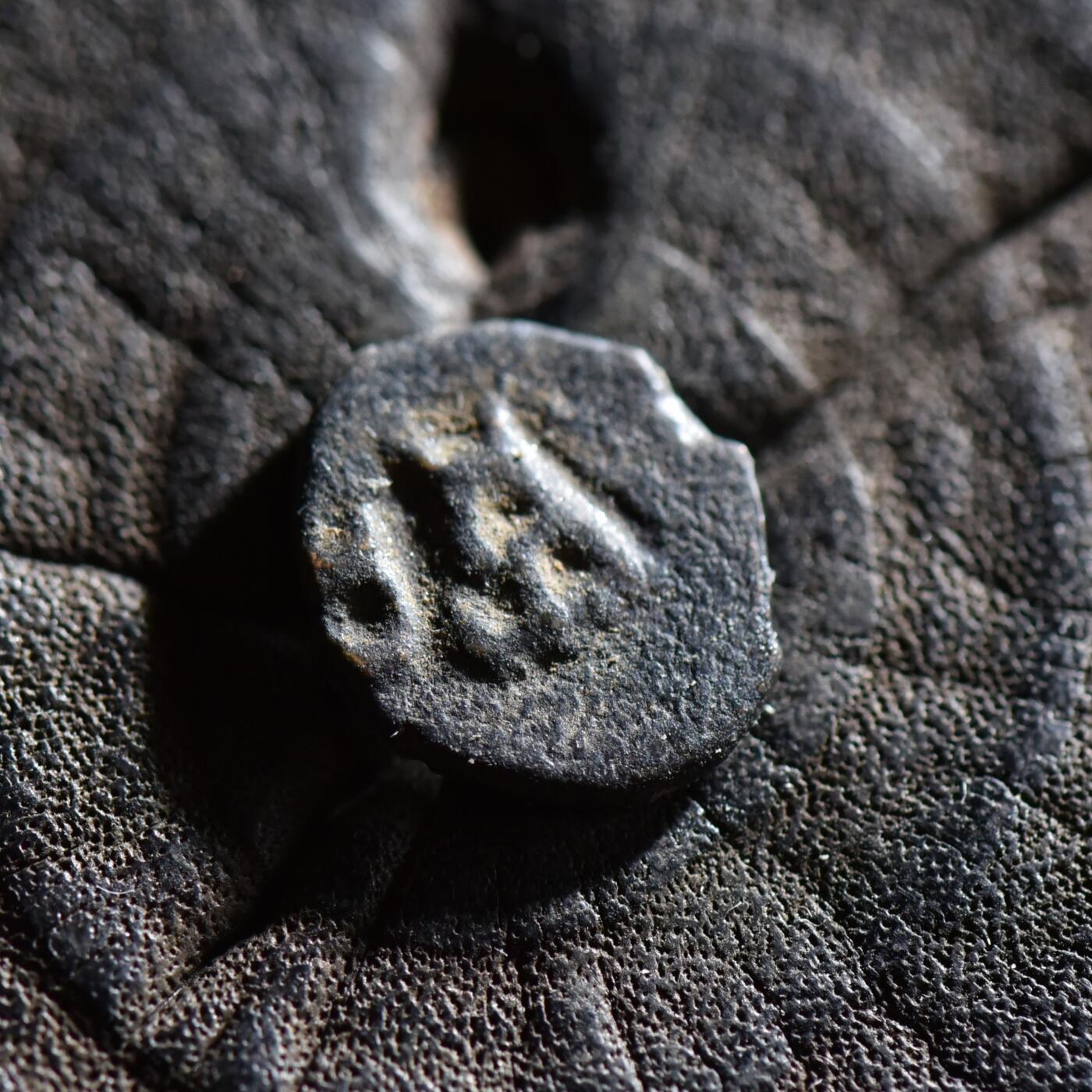 【良泉】【春节前最后一场】2月5日晚19.30点开拍！208组，本场结束后预存钱币的朋友请告知，将连同本场拍品一起邮寄，预祝诸位春节愉快！ 【少见】公元前185-前160年【古印度】布色羯逻伐底城，三拱佛丘 1/8卡夏帕铜币，1.3克