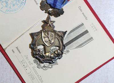 大猫徽章拍卖 第286期 捷克斯洛伐克劳动红旗勋章，T1王国国徽版，银质热珐琅，带原盒原证书