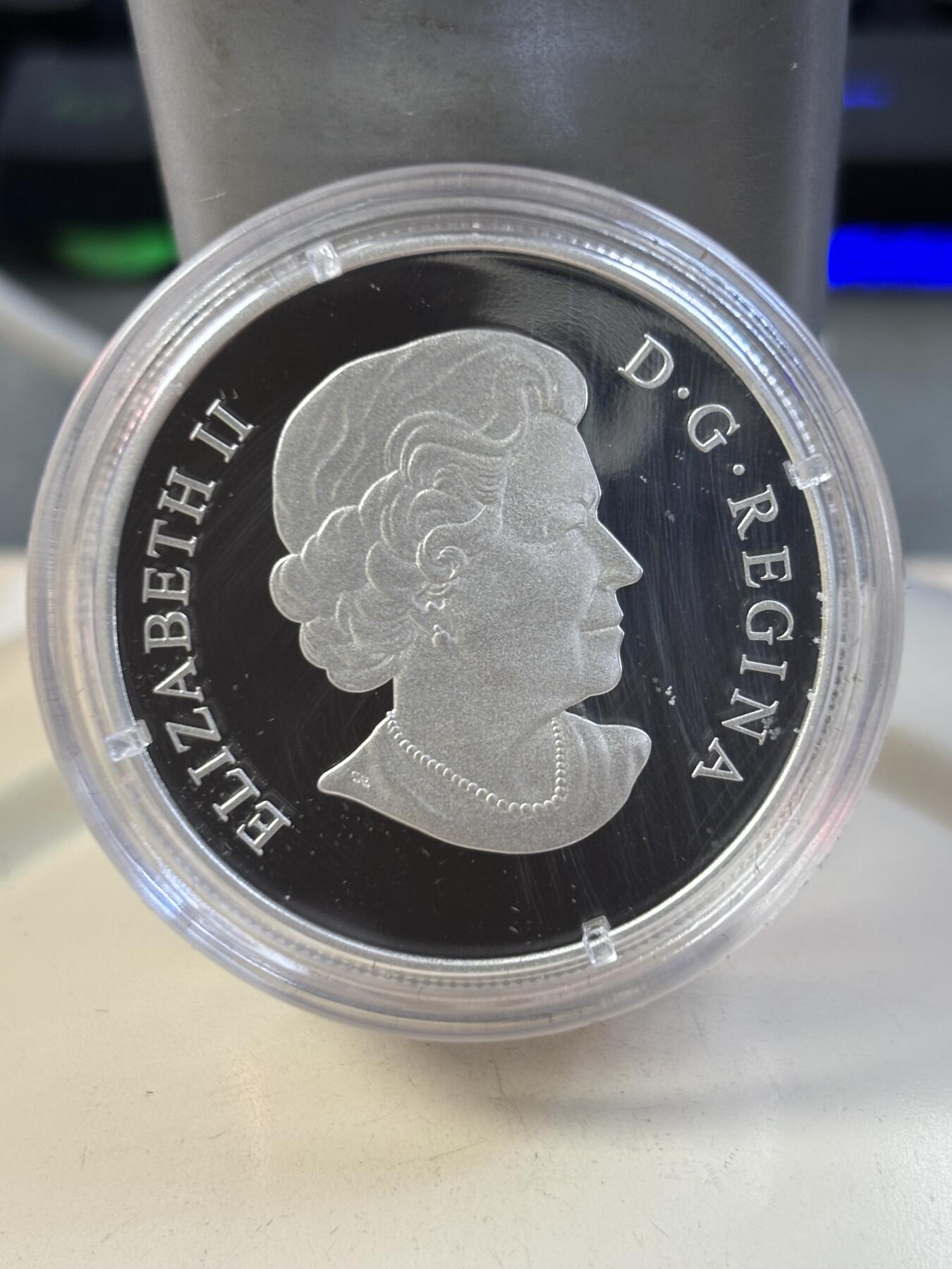 第187期拍卖 加拿大2012年蜜蜂镶嵌威尼斯彩色玻璃1盎司银币，9999银，发行10000枚