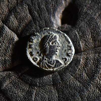 【良泉】【春节前最后一场】2月5日晚19.30点开拍！208组，本场结束后预存钱币的朋友请告知，将连同本场拍品一起邮寄，预祝诸位春节愉快！ - 公元395-408年【古罗马】东罗马帝国首位皇帝-阿尔卡狄乌斯，胜利女神，微型铜币，1.32克