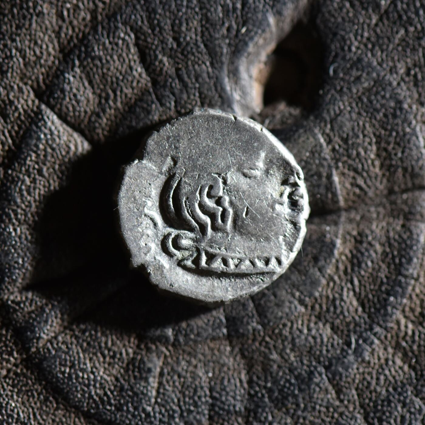 【良泉】【春节前最后一场】2月5日晚19.30点开拍！208组，本场结束后预存钱币的朋友请告知，将连同本场拍品一起邮寄，预祝诸位春节愉快！ 公元3世纪【西郡太守】西萨特拉普王朝，背三拱佛丘、星月银币，2.31克