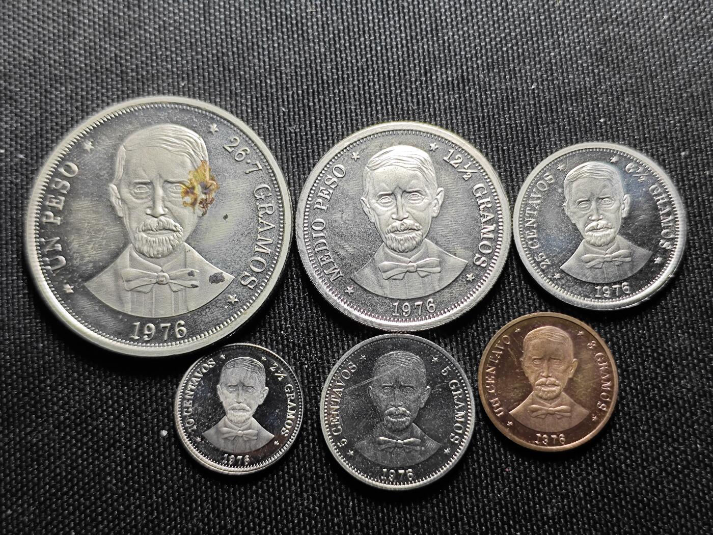 KK钱币收藏小铺  第400期  百期特拍（四拍之四）2月预留时间 周末发货  1976多米尼加共和国胡安·巴勃罗·杜阿尔特逝世 100周年 精制纪念套币 原盒 少见