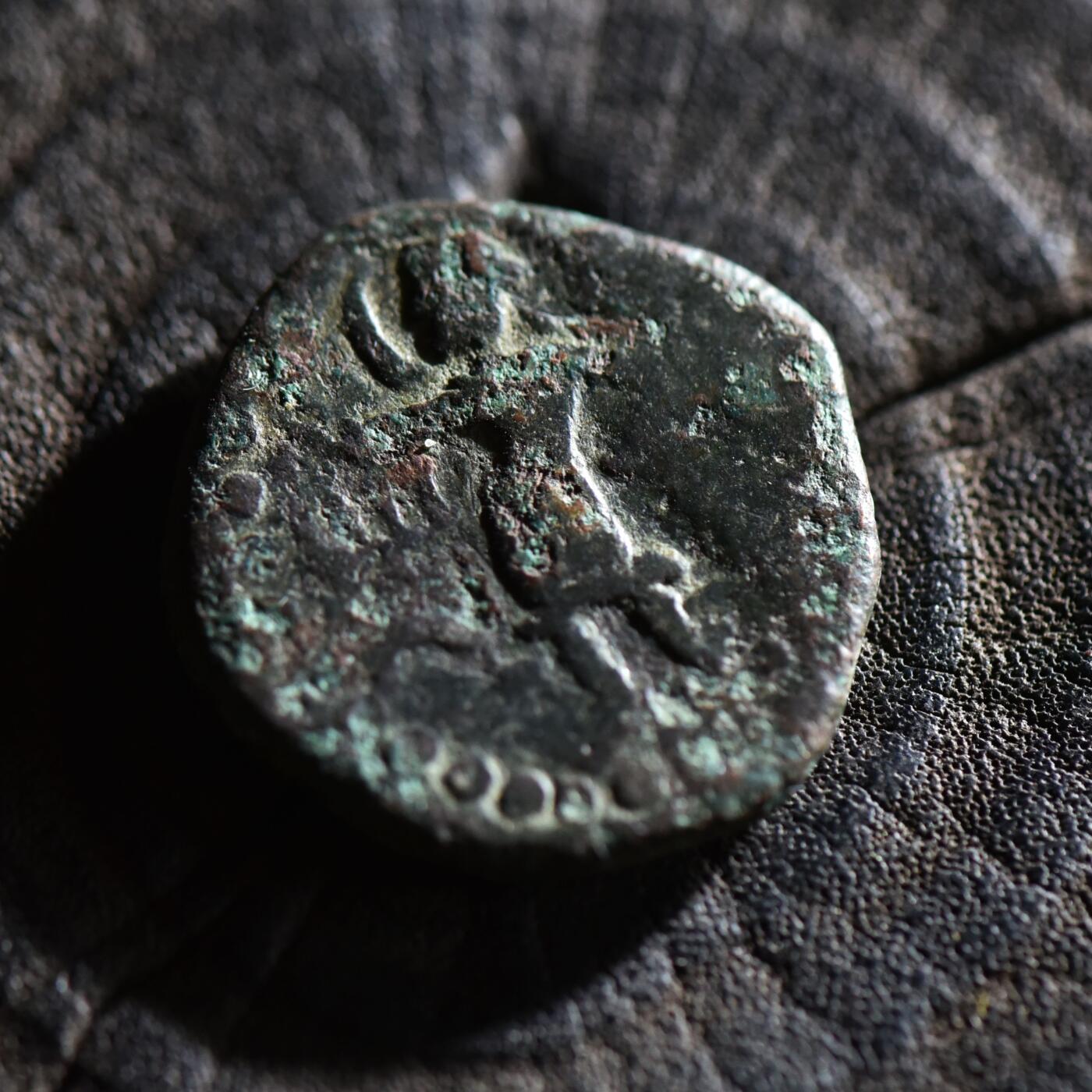 【良泉】【春节前最后一场】2月5日晚19.30点开拍！208组，本场结束后预存钱币的朋友请告知，将连同本场拍品一起邮寄，预祝诸位春节愉快！ 【少见】公元158-195年【古印度】贵霜王朝，胡维色迦【坐像版】大铜币，9.95克