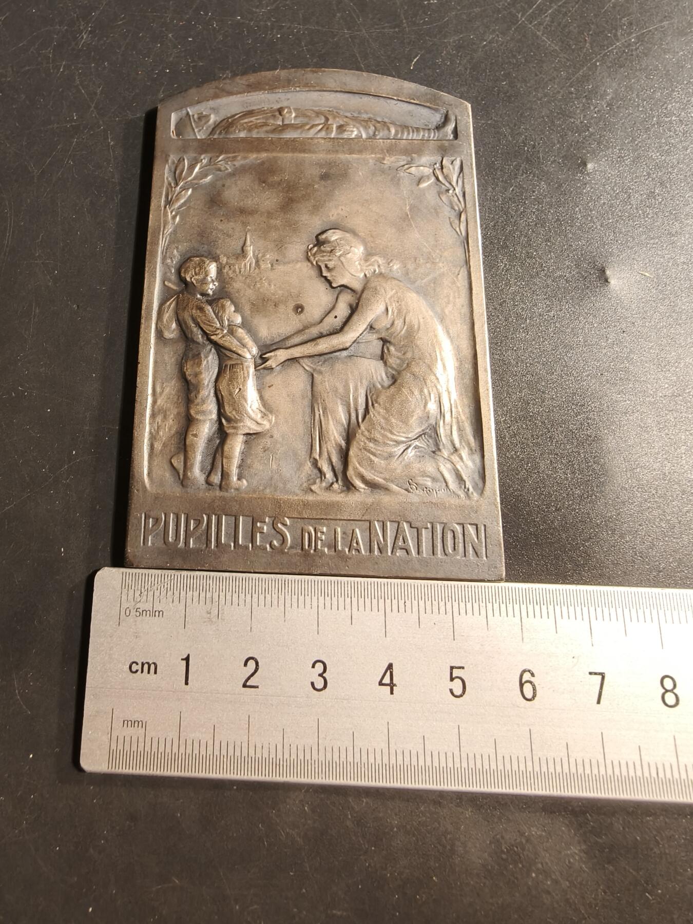 老王徽章第176期 法国一战战争孤儿方形镀银大铜章     原盒     尺寸54×90mm    重量122.5g