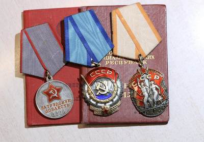 大猫徽章拍卖 第286期 - 苏联劳动红旗勋章 荣誉勋章 劳动英勇套 带证 女同志