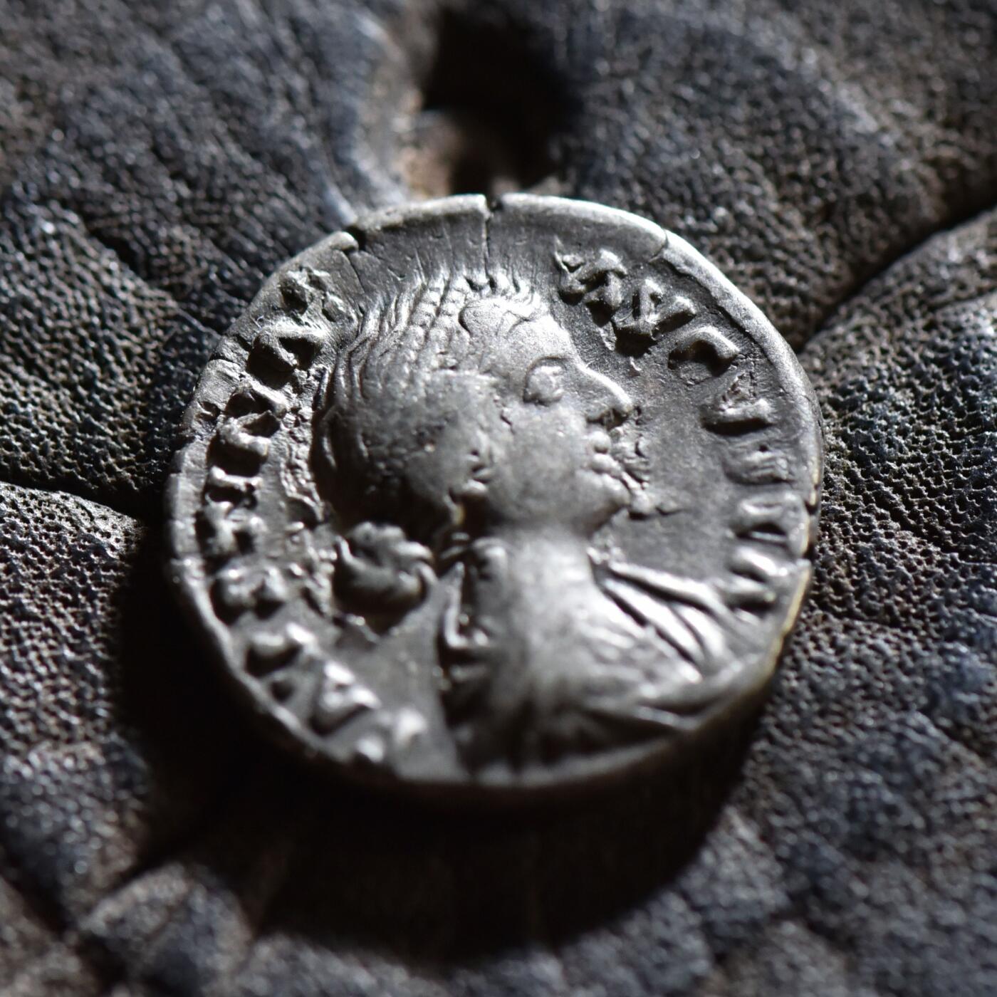 【良泉】【春节前最后一场】2月5日晚19.30点开拍！208组，本场结束后预存钱币的朋友请告知，将连同本场拍品一起邮寄，预祝诸位春节愉快！ 公元161-167年【古罗马】小福斯蒂娜，生育女神-费昆迪塔斯银币（其夫马可·奥利略打制，其父安东尼·庇护时期，其子康茂德都打过以小福斯蒂娜为头像的钱币）3.27克