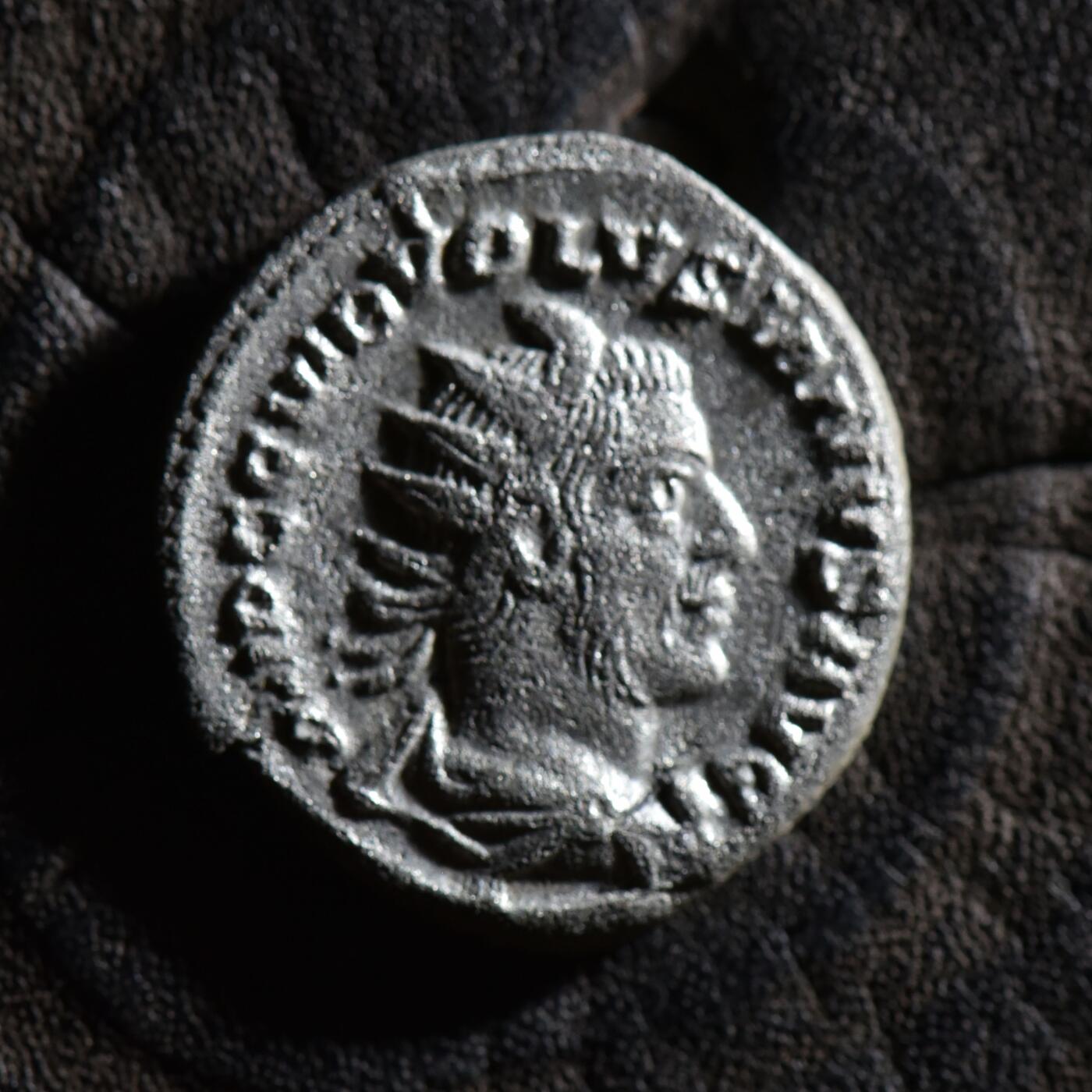 【良泉】【春节前最后一场】2月5日晚19.30点开拍！208组，本场结束后预存钱币的朋友请告知，将连同本场拍品一起邮寄，预祝诸位春节愉快！ 【少见】公元251-253年【古罗马】加卢斯之子——沃鲁西安努斯，背皇帝骑马，铭文ADVENTVS AVG（奥古斯都的驾临。这类铭文是为了纪念皇帝抵达罗马，可能是登基之初，也可能是从远方归来。它们也指皇帝驾临帝国境内的某个城市或行省。）双迪纳里银币，4.75克