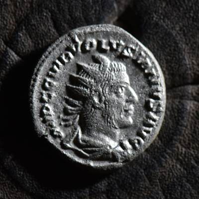 【良泉】【春节前最后一场】2月5日晚19.30点开拍！208组，本场结束后预存钱币的朋友请告知，将连同本场拍品一起邮寄，预祝诸位春节愉快！ - 【少见】公元251-253年【古罗马】加卢斯之子——沃鲁西安努斯，背皇帝骑马，铭文ADVENTVS AVG（奥古斯都的驾临。这类铭文是为了纪念皇帝抵达罗马，可能是登基之初，也可能是从远方归来。它们也指皇帝驾临帝国境内的某个城市或行省。）双迪纳里银币，4.75克