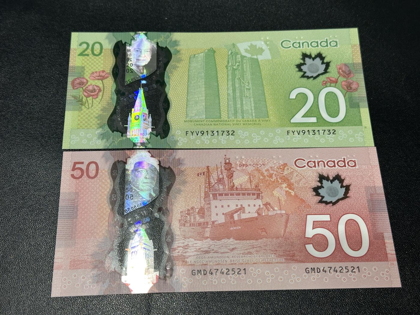 《外钞收藏家》第六百零一期（畅拍场）（本平台长期征集拍品、欢迎藏友们联系合作） 加拿大塑料钞20加元全新和50加元有一道接近贯穿的压痕软折 2张一起